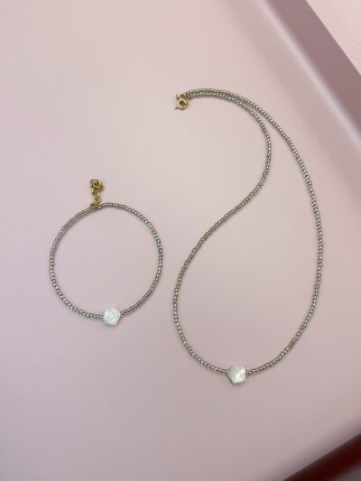 BRANSOLETKA RÓŻA NA ZŁOTYCH KORALIKACH