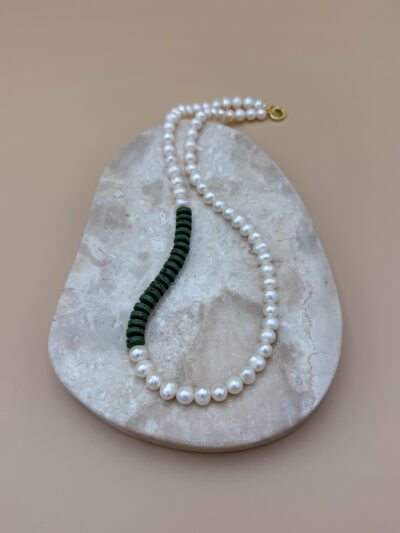 NASZYJNIK Z DUŻYCH PEREŁ I ZIELONEJ LAWY UNISEX 50 cm