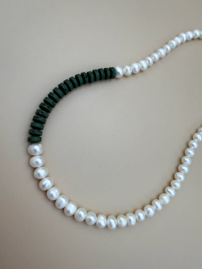 NASZYJNIK Z DUŻYCH PEREŁ I ZIELONEJ LAWY UNISEX 50 cm