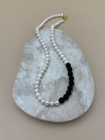 NASZYJNIK Z DUŻYCH PEREŁ I CZARNEJ LAWY UNISEX 50 cm