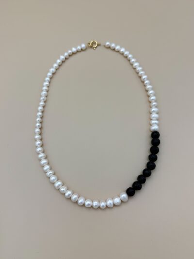 NASZYJNIK Z DUŻYCH PEREŁ I CZARNEJ LAWY UNISEX 50 cm